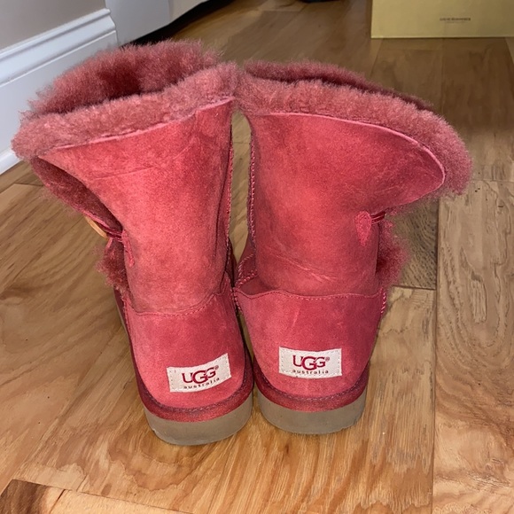 Women’s Bailey Uggs - Picture 3 of 5